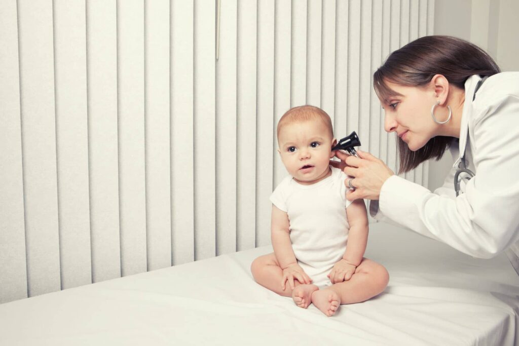 Pulizia delle orecchie nei neonati: come farla in modo sicuro (senza errori)